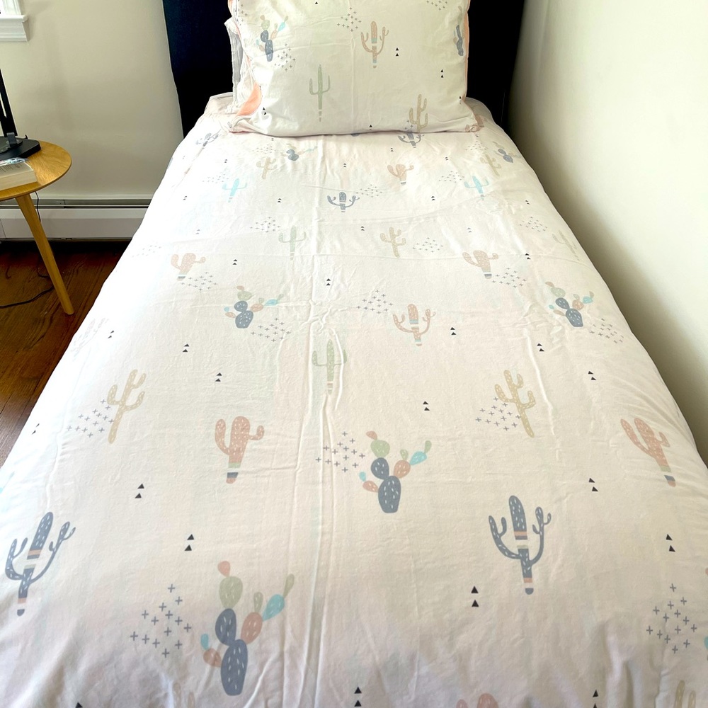 Reversible twin size duvet cover set